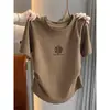 Camiseta de Algodón Puro con Hombros Rectos, Cuello Redondo y Mangas Cortas para Mujer, con un Diseño Elegante, Cintura Fruncida y como Prenda Base de Moda en Color Café para Verano