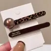 Clipe de Bico de Pato Cor de Chocolate Estampa de Leopardo Novo Primavera/Verão 2025 Grampo de Cabelo Moda Coreana Cor de Café com Pérola Clipe Lateral para Mulheres