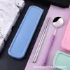 Conjunto portátil de duas peças para estudantes, composto por colher e pauzinhos, em aço inoxidável 304. Ideal para viagens e piqueniques.