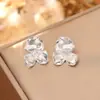 Brincos de Flor com Padrão Irregular Metálico, Estilo Levemente Luxuoso e de Alta Qualidade, Brincos Versáteis de Moda Minimalista com um Toque Estiloso
