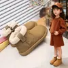 Botas de Nieve para Niñas Tendencia 2025 Invierno Nuevas Estilo Coreano Botas de Algodón Cálido de Peluche para Niñas Pequeñas Botas Cortas de Terciopelo de Cordero a la Moda