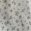 Tela de Crepé de Algodón Estampado de Algodón de Bambú con Frescos Patrones Florales Pequeños en Stock para Camisas de Ropa Infantil