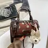 Colección nueva 2026: un bolso bowling elegante y minimalista con un diseño único de lunares, perfecto como un bolso cruzado chic o un bolso de hombro relajado e individual