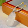 Calcedonia Natural Ágata Blanca Colgante de Hielo de Alta Calidad Nuevo Estilo Chino Hebilla de Paz Collar Calcedonia Colgante de Zorro Calabaza