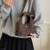 2026 Sensación Ligera Hombro Único Retro Nuevo Estilo Bolso de Mano Versátil con Bloques de Color para Mujer Bolso Cruzado de Nicho de Lujo Moda Otoño Invierno