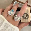 Diseño de Nicho Metalizado Mate Dorado Corazón Hueco Dulce Fresco Anillo Floral Vintage Microincrustado Circonita de Colores Anillo Apilable para Mujeres