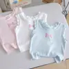 Colete Doce para Bebê Menina 25 Novo Estilo de Verão Macio e Fino Camiseta Sem Mangas Meninas Cor Doce Moda Tops Tendência 3
