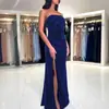 Vestido azul sin mangas y sin tirantes con cintura entallada y abertura alta, adecuado para fiestas de cumpleaños, creando una atmósfera elegante