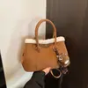 Bolso de mano casual de moda con personalidad, diseño de nicho, bolso de hombro cruzado texturizado, bolso de mujer de moda para el invierno 2026