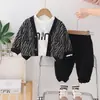 Primavera 2025 Novo Conjunto de Três Peças com Estampa de Leopardo, Bolsos Duplos e Manga Longa para Meninos, Bebê Masculino Casual, Terno de Manga Longa, Tendência, Venda Direta