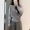 Suéter de trabalho estilo coreano com padrão de crochê texturizado e resistente, adequado para primavera e outono, com corte justo e projetado para ser usado como camada base.; top de comprimento curto, com mangas compridas