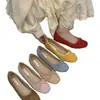 Sapatos de aumento de altura estilo coreano com laço, sapatilhas de camurça para mulheres, novos sapatos vermelhos para noite primavera e outono 2026