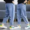 Calças jeans para meninos 2025 primavera e outono novas fabricantes de roupas infantis atacado pequenos e médios meninos estudantes calças infantis