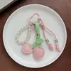 Pingente de bolsa de couro em formato de coração de cereja com contas de pérola e mosquetão em formato de coração, Pingente de mochila estilo coreano para meninas, Chaveiro atacado