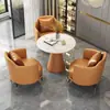 Conjunto simples de sofá de um lugar e mesa de centro para lazer, recepção de hotel, escritório, escritório de vendas, negociação e salão de beleza