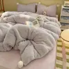 Conjunto de cuatro piezas estilo INS girly de lana de cordero con pompón grande, Clase A, de terciopelo de leche, engrosado y cálido para invierno, adecuado para ropa de cama de dormitorio de estudiante