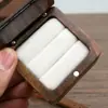 Caja de Anillo de Madera Creativa Lujo Ligero Retro Volteable Magnética Caja de Joyería de Madera Accesorios para Pendientes Caja de Almacenamiento de Madera Maciza