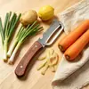 Pelador de Acero Inoxidable Ultraafilado, Diseño Multifuncional Tres en Uno, un Gran Ayudante de Cocina para Pelar y Rallar
