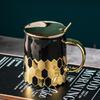 Taza de Cerámica Geométrica Dorada de Lujo Ligero de Venta Caliente Transfronteriza con Tapa y Cuchara Té Aromático Leche Regalo Acompañante Taza de Agua