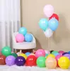 Decoración de escena de fiesta de cumpleaños en sala privada de hotel, fuegos artificiales de dopamina coloridos, globos largos para una atmósfera alegre