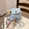 Mochila pequeña de cadena con patrón de rombos estilo Chanel para mujer, moderna y versátil, bolso de un solo hombro cruzado, nuevo estilo 2026, sensación de lujo ligero, bolso de mano