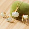 Elegante imitación de jade Hetian natural, anillo de conejo, colgante, collar, aretes de botón, juego de joyas, oro antiguo, lindos aretes de botón de conejo