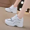 Zapatos deportivos casuales blancos de malla transpirable para mujer, de comercio exterior transfronterizo, nuevos para primavera y otoño, que aumentan la altura, para viajes