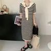 Vestido de Tricô Listrado Solto Emagrecedor com Capuz Comprimento Médio Estilo Casual Preguiçoso Vestido Feminino Verão 2026