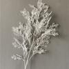 [Material de flor blanca] Arreglo floral de hortensia, rosa, flor de pasto escarchado con decoración de material de hoja de niebla de techo de pasto, flor de simulación para boda