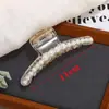 Pinza para el pelo de aleación de perla, Nuevo y moderno accesorio para el pelo en oro mate, Dulce pinza de tiburón con forma de cruz, Diseño de conejo