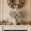 Galhos de Natal verde cedro fosco, agulhas de pinheiro, galhos florais, acessórios, decorações de feriado, arranjos de flores em vasos feitos à mão