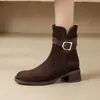 Nueva hebilla de cinturón Botas de mujer de terciopelo mate otoño e invierno tacón cuadrado tacón medio cortas Botas de jinete 33-43 botas de comercio exterior