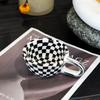 Taza de café de cerámica retro creativa con rejilla de tablero de ajedrez, taza para latte de cerámica de aspecto elegante, taza exquisita de alta gama, taza para té de la tarde