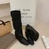2026 Botas Cavaleiro Quadradas Empilhadas Bico Quadrado Botas Longas Retrô Superfície de Couro Pequenas Rugas Botas Outono Inverno Femininas Panturrilha Larga Estilo Bico Quadrado Oculto para Aumentar a Altura