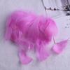 Punto autoproducido color diy pluma pequeña pluma flotante pequeña pluma de ganso escenario boda ola bola material de relleno