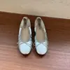 Zapatos rojos para mujer con aumento interno de altura y detalle de lazo, estilo francés de verano 2026, adecuados para combinar con faldas, zapatos de ballet plateados para noche
