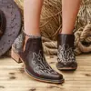 Botas Martin femininas de tamanho grande, comércio exterior, estilo europeu e americano, 2026, novas para outono e inverno, cor sólida, bordadas, salto baixo, salto grosso retrô, corte em V