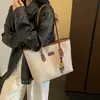 Bolsa Feminina de Alta Qualidade para o Dia a Dia Retrô de Grande Capacidade Outono 2026 Nova Cor Sólida Textura Trançada Bolsa Tote de Ombro Único