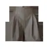 Foto real de shorts de cuero mate para mujer para otoño/invierno 2026, antiarrugas, de cintura alta, pierna ancha, de línea A, shorts de cuero para ropa de exterior