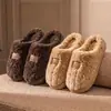 Chinelos de algodão de inverno femininos 2026 novo estilo para casa, chinelos de pelúcia com sola grossa, com toque macio e acolchoado, estilo masculino para o inverno