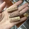 Talla de madera de durazno natural, diseño de "riqueza instantánea", disponible en varios estilos, forma rectangular con dos agujeros, adecuado para collares y llaveros DIY