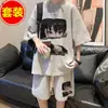 Novo Conjunto de Verão para Homens, Roupa Esportiva Casual para Adolescentes, Estudantes e Crianças Maiores, um Conjunto de Shorts de Manga Curta que Parece Estiloso