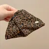 Nuevo pasador de pelo de felpa 2026 para mujer, tamaño grande, seguro para recogidos, pinza de tiburón, versátil para otoño e invierno, accesorio de pelo color café, al por mayor