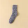Meias pantufa femininas de fornecimento transfronteiriço, meias de pelúcia que não soltam fiapos, meias grossas fofas, meias de dormir em fleece de coral para uso doméstico