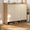 Zapatero moderno minimalista de dos tonos con puertas blancas, marco de madera, almacenamiento cerrado de cuatro puertas, mueble de almacenamiento suspendido para recibidor en la parte inferior