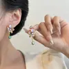 Novos Brincos Dourados Retrô 2026 para Mulheres, Estilo Popular de Hong Kong, Brincos de Alto Padrão e Elegantes, Brincos de Metal com Design de Nicho