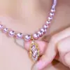 Colar de Pérolas com Pingente de Bola Magnética Roxa Avançada Moda Feminina Luxo Leve Nicho Versátil Corrente de Cristal Roxa