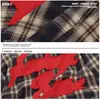 Camisa de manga larga a cuadros azul marino para hombre con cuello rojo, con un diseño de estilo callejero punk oscuro con parches de llamas y estrellas, y un corte holgado.
