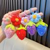Llavero de fresa de lana tejido a mano, accesorio de flores tejidas, llavero colgante para bolso, pequeño regalo al por mayor
