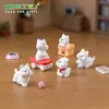 Miniatura de West Highland White Terrier, un perrito lindo en movimiento, perfecto para decoraciones DIY de casas de muñecas y como un pequeño adorno de escritorio